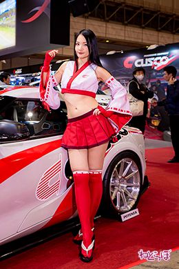 大胆衣装にアクセル全開！ 「東京オートサロン2020」セクシーで