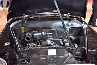 ボンネット内部には平成のクラウンのエンジンが