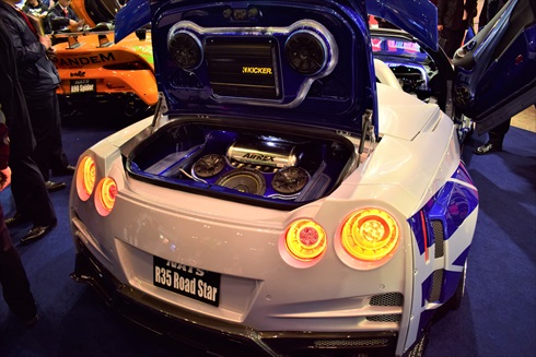 リアもGT-R仕様に変化しています