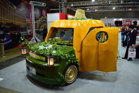 トヨタ東京自動車大学校からは、bBオープンデッキをベースにした「CARぼちゃ」が登場