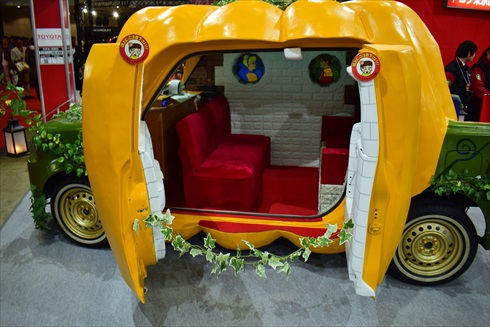 内部はクルマというより馬車に近いです