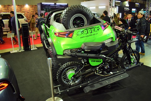 リアにはバイクキャリアを装着し、オフロード仕様のスーパーカブを搭載しています