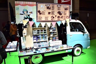 荷台にはダイハツ車のミニカーなどを販売