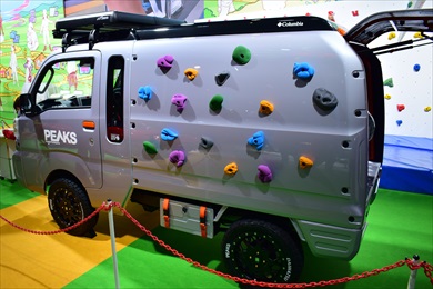 荷台にはクライミングホールドが