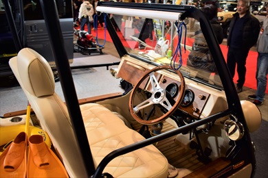 クリーム色のシートとウッドステアリングを採用