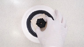 焼成器具に炭をセット