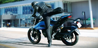 スズキ「ジクサー」のリアビュー