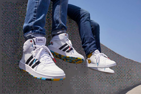 ポケモンの靴を履く人の写真