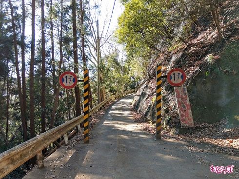 左右についている「最大幅1.7m」の標識が危険度を物語ります