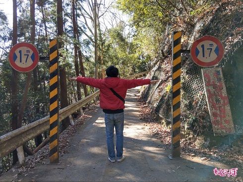 同行者に立ってもらいました。この狭さが伝わるでしょうか