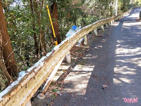 中には標識が根元から折れている箇所も