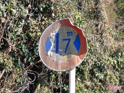 写真奥の三井側から来ると「ゲートの向こう」に位置するため、ドライバーの気が抜けたときにぶつかるのかもしれません