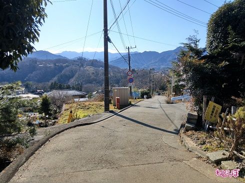 絶景の中をまっすぐ下る直線道路だが、正面は市道