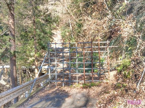 単管パイプでできた「壁」。奥には崩落が見える（ゲートの外側からズームで撮影）