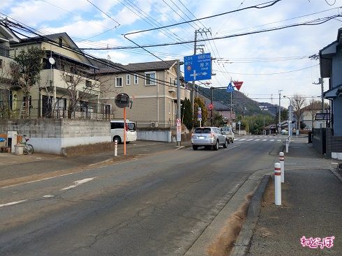 県道517号が分かれる十字路を直進します