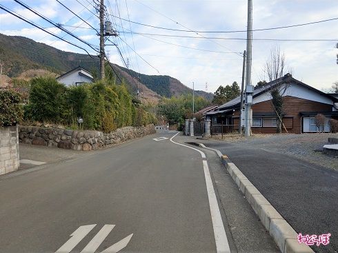 すぐに道が狭くなります