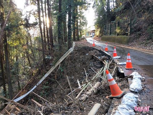 振り返ると、ガードレールがなぎ倒されていました