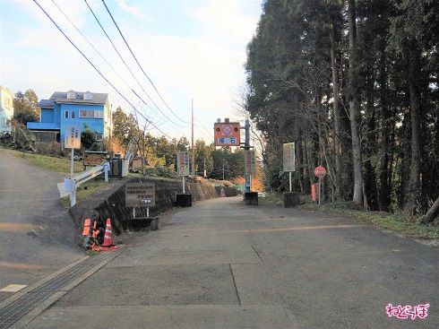 数軒の民家の奥に、通行止めの看板が
