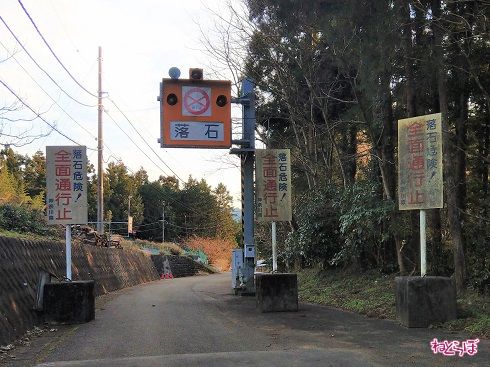 「通行止」と書いてある割に、クルマ1台の通り抜けは可能