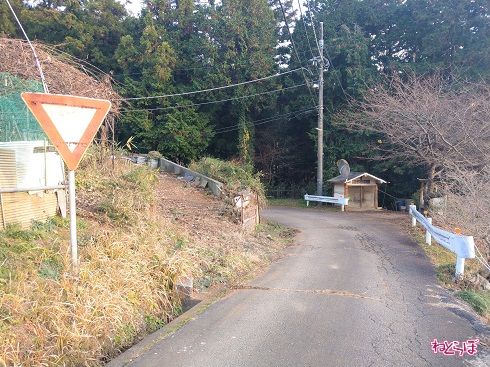 「徐行」の文字が消えた看板。そしてその奥には……