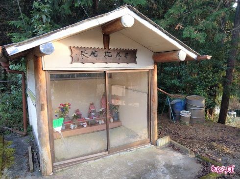 「長尾地蔵尊」。複数のお地蔵さんが祀られている