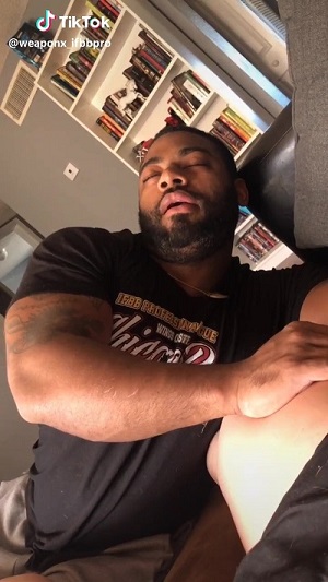 飼い主さんと同じ寝顔のワンちゃん