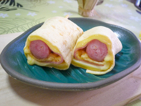 チーズハムフランクブリトーの断面