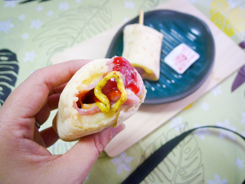 チーズハムフランクブリトーにケチャップをかけた
