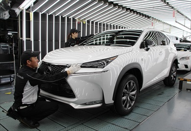 レクサス車を製造している工場で見学ツアーを実施