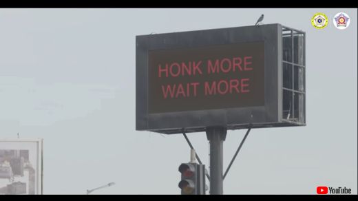 インド 警察 信号 クラクション 罰 時間 デシベルメーター