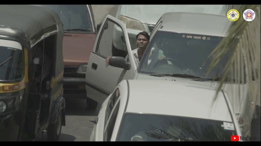 インド 警察 信号 クラクション 罰 時間 デシベルメーター