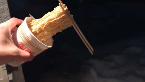 箸上げラーメン マイナス22.6度 1.5時間 作れる 北海道 カップヌードル 固まる 寒さ