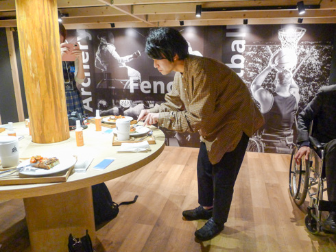 かがんで食事をする人