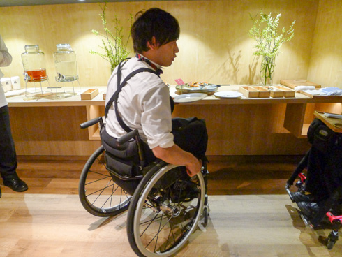 ビュッフェの前の寺田さん