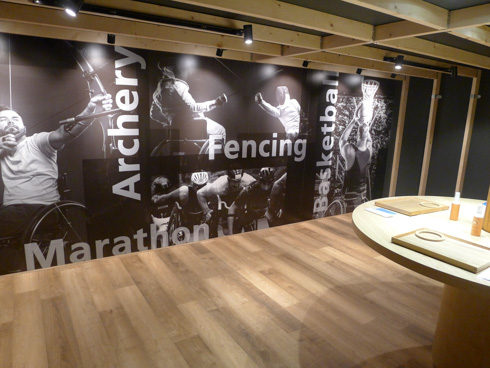 壁に貼られたパラリンピック選手の写真