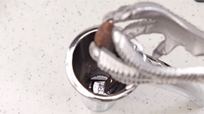 カカオ豆を謎器具に入れる