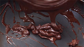 チョコがミンチマシンから出てくるところ