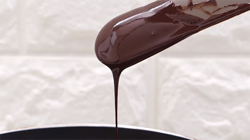 棒でチョコレートをすくい上げる