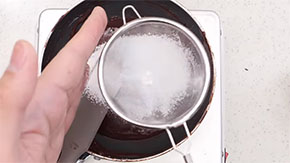 粉砂糖をチョコにふるい入れる