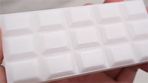 板チョコ型の造形物