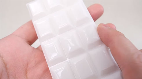 レジンでつやつやになった板チョコの型
