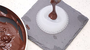 顔の型にチョコを入れる
