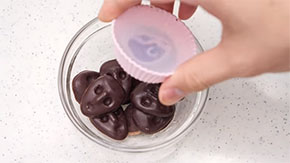型からチョコを取り出す