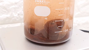 顔チョコがビーカーをぐるぐる回る様子