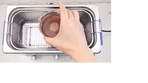 超音波洗浄器にチョコを入れる