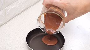 フライパンにチョコを入れるところ