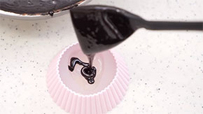 チョコを顔型に入れる