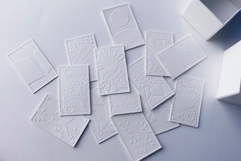 散らばった白紙の花札