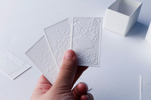 手に持った白紙の花札