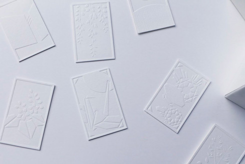 白紙の花札のアップ・エンボス加工で図柄が描かれる